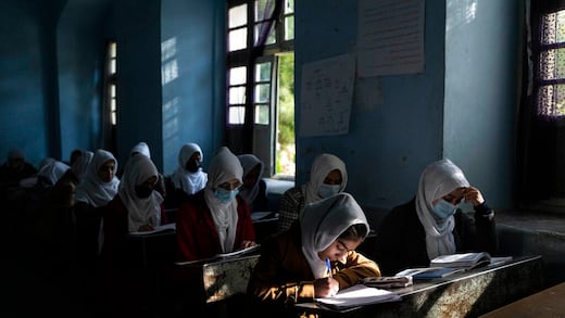 Afganistán: Talibanes cierran escuelas para niñas