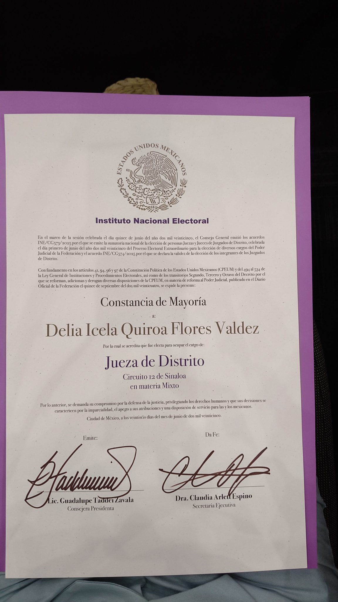 Delia Quiroa, madre buscadora recibe constancia de mayoría como jueza en Sinaloa