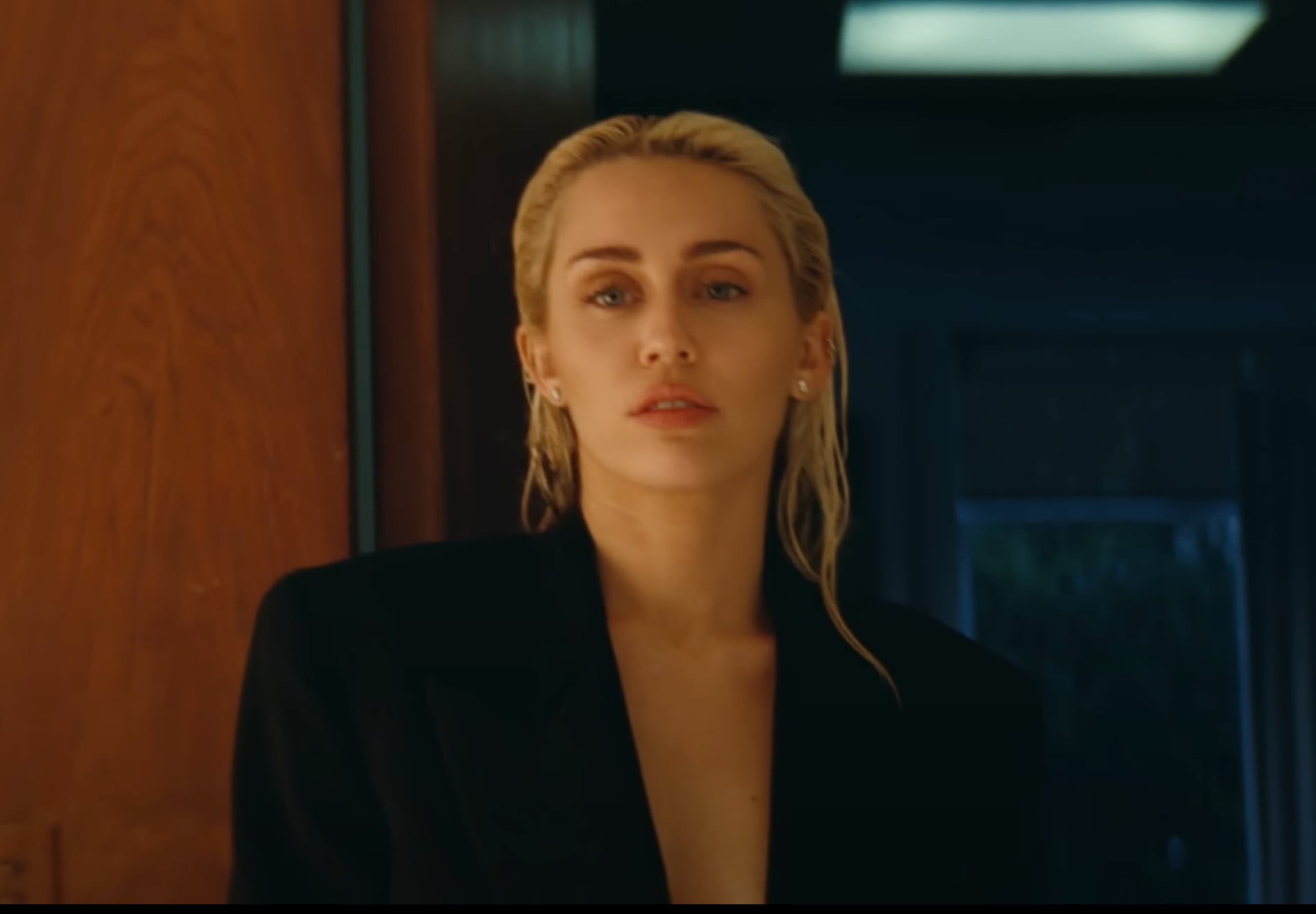Las 5 respuestas que Miley Cyrus le envía a Liam Hemsworth en Flowers