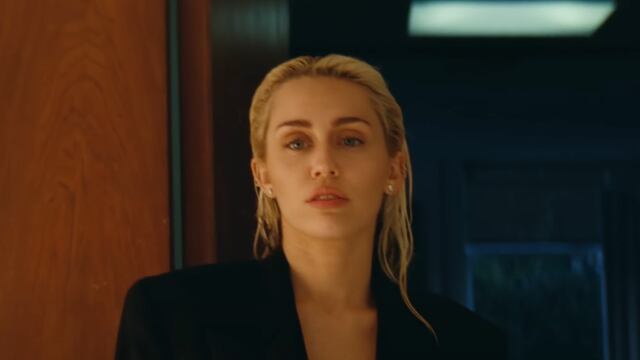 Las 5 respuestas que Miley Cyrus le envía a Liam Hemsworth en Flowers