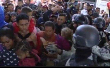 Más de mil migrantes rompen barrera de la Guardia Nacional