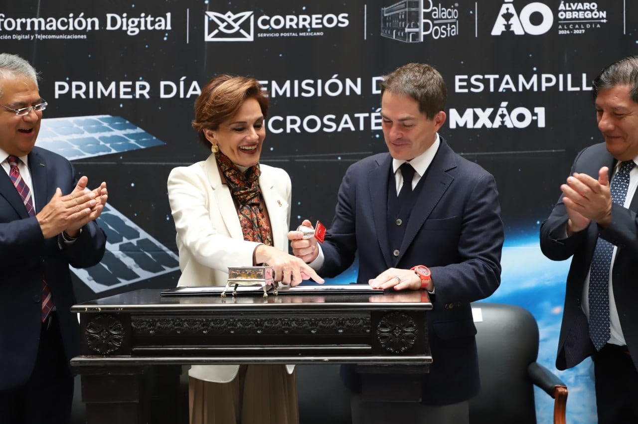 Javier López Casarín presenta estampilla postal dedicada al satélite MXÁO-1