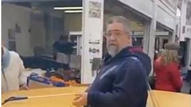 Captan en video a hombre con enorme círculo de cartón para evitar contagio de coronavirus