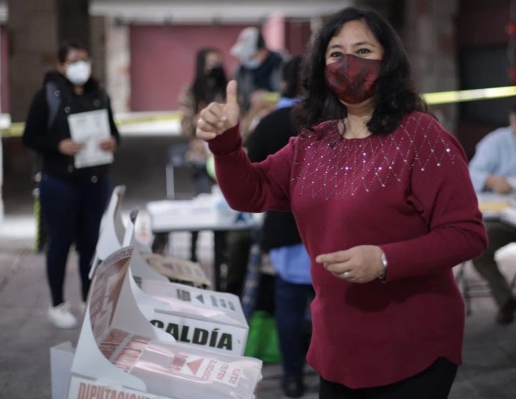 Irma Eréndira Sandoval acude a la casilla a votar y muestra su dedo entintado