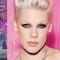 Un fan de Pink le avienta las cenizas de su mamá y así de desconcertada quedó (VIDEO)