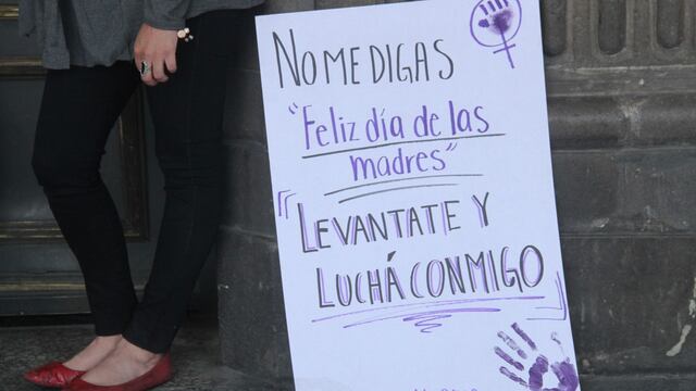 Un grupo de mujeres se manifestó contra la violencia vicaria frente al ex Palacio de Ayuntamiento.