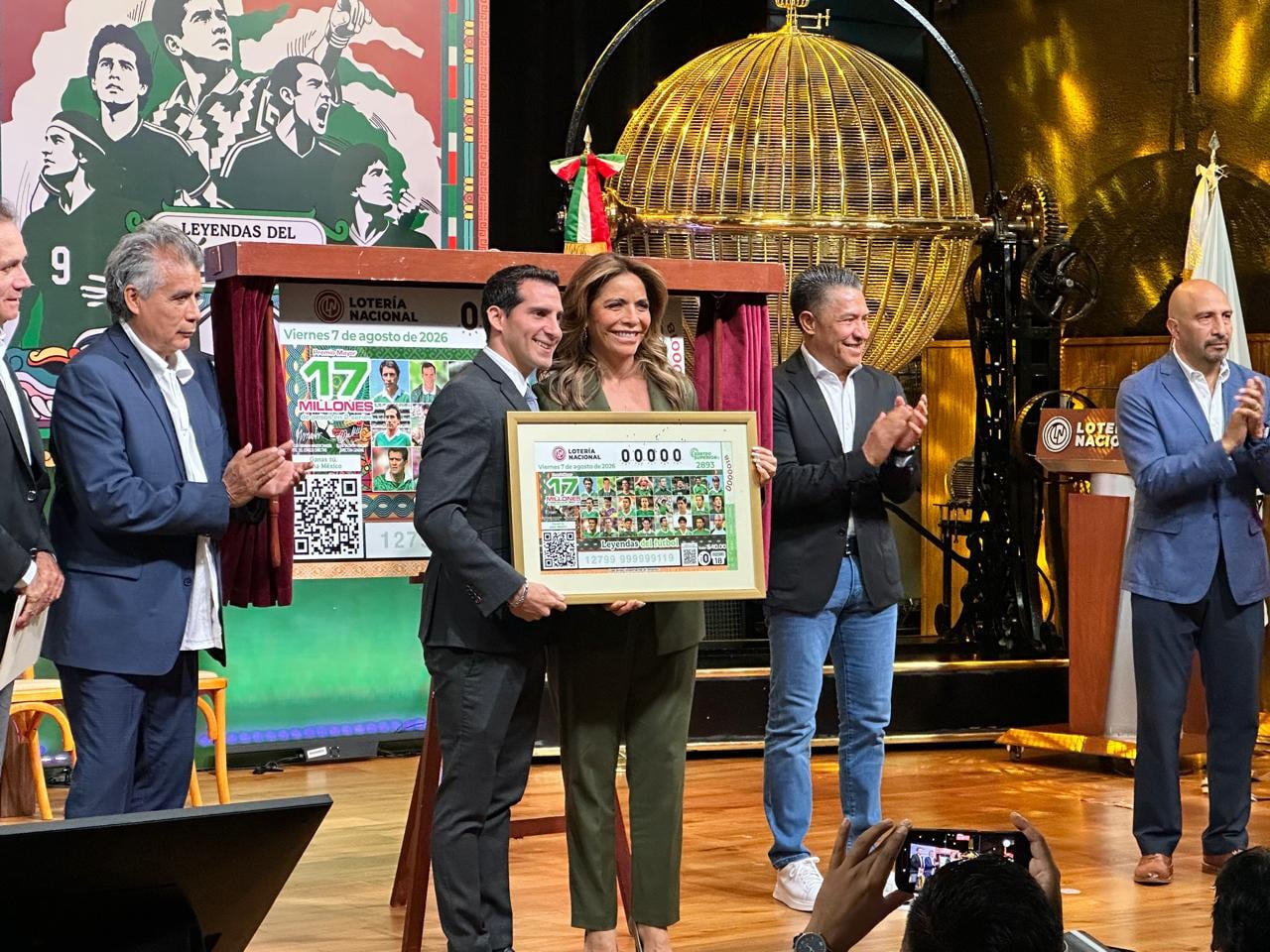Lotería Nacional lanza billete con 24 figuras históricas del futbol mexicano.