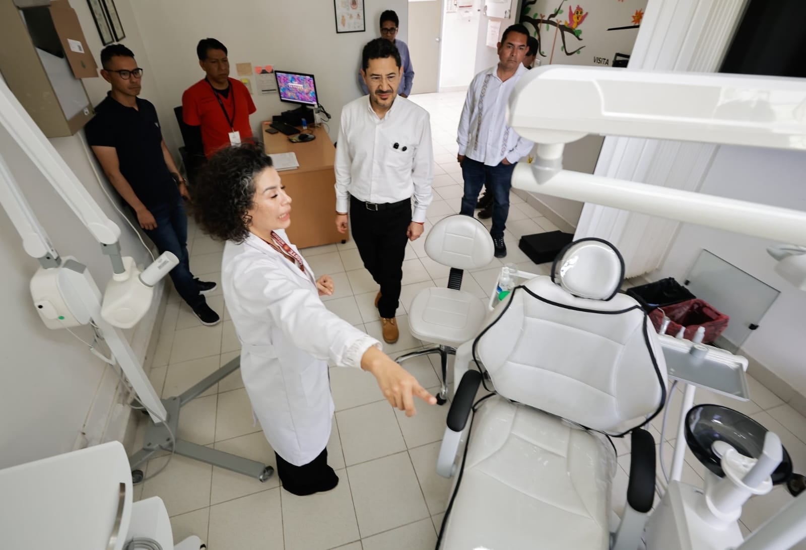 Martí Batres realiza visitas sorpresa a unidades del ISSSTE en Puebla para revisar abasto.
