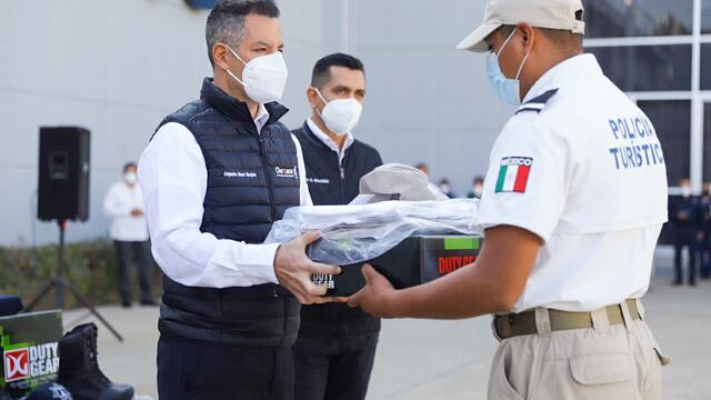 Alejandro Murat entrega uniformes a policías