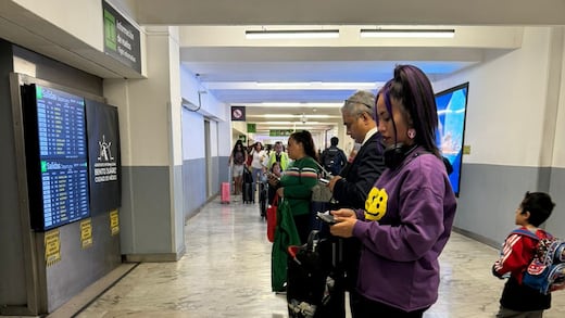 Luna Bella es captada huyendo de México tras polémica por video en el Metro de la CDMX