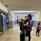 Luna Bella es captada huyendo de México tras polémica por video en el Metro de la CDMX