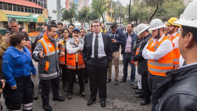Ricardo Monreal en zona de socavón. Análisis de riesgo.