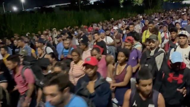 Caravana migrante sale de Tapachula, Chiapas; exigen seguridad y libre tránsito por México