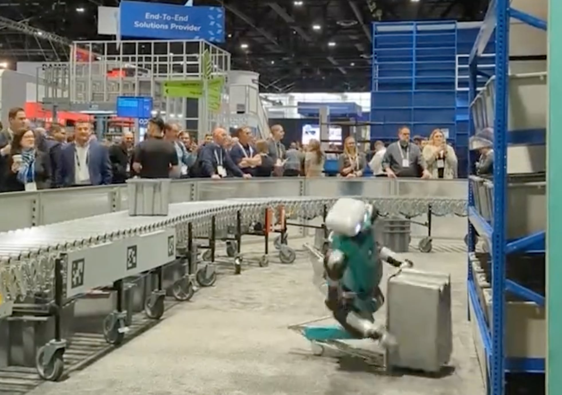 Ni el robot soportó: Colapsa tras trabajar 20 horas seguidas (VIDEO)