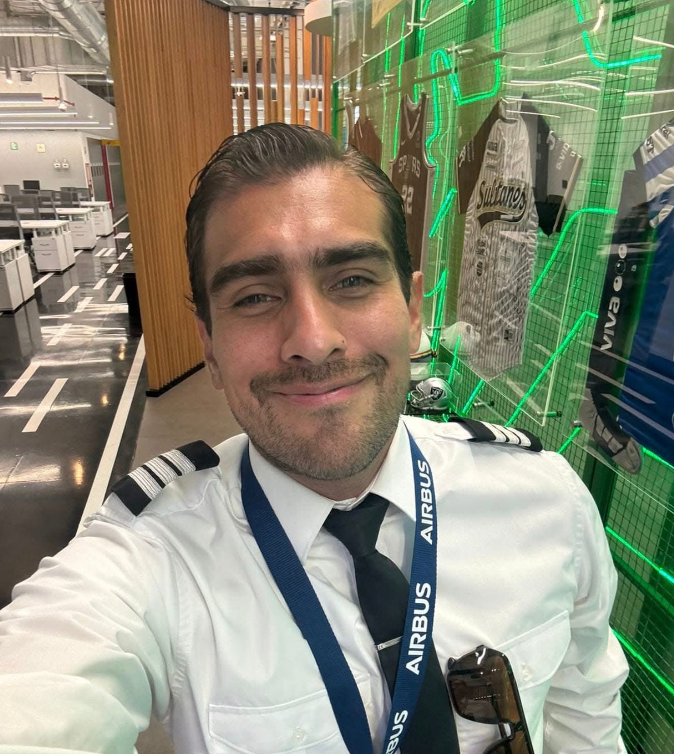 Piloto de Viva Aerobus Roger Alonso Castillo Rivas