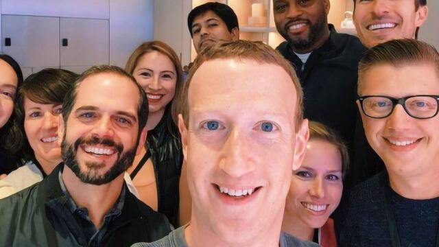 Mark Zuckerberg y su extraña selfie alimentan rumores de que es un extraterrestre