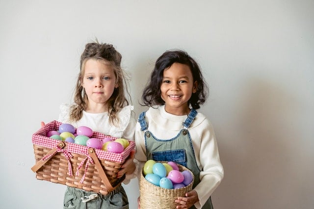 Niñas promoviendo los huevos de pascua.