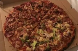 pareja termina frente a él y se espera para robarles la pizza