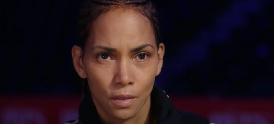 Halle Berry como Jackie en la película Herida de Netflix