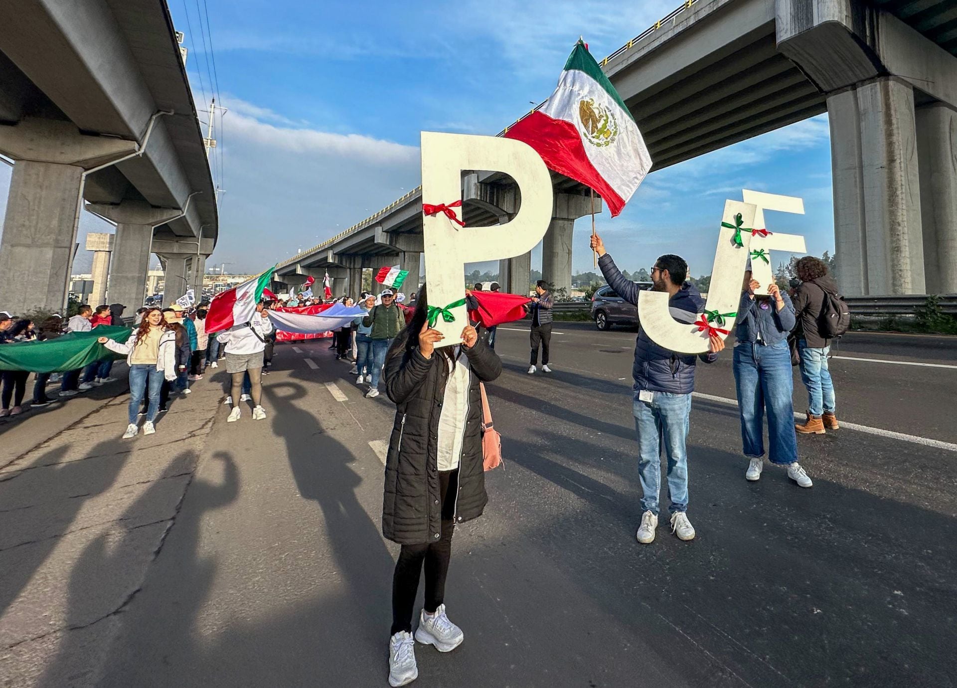 Trabajadores del Poder Judicial Federal con sede en Toluca se unieron a la “Caravana por la Justicia” que arribara a la Ciudad de México