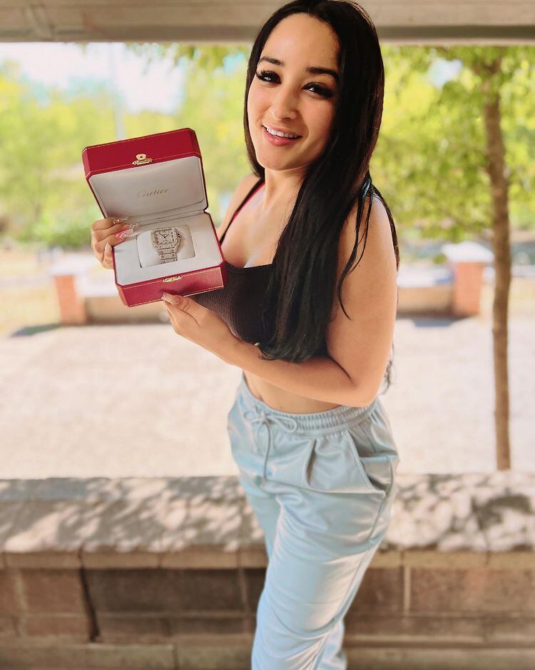 Daisy Anahy presume reloj que le regaló Eduin Caz