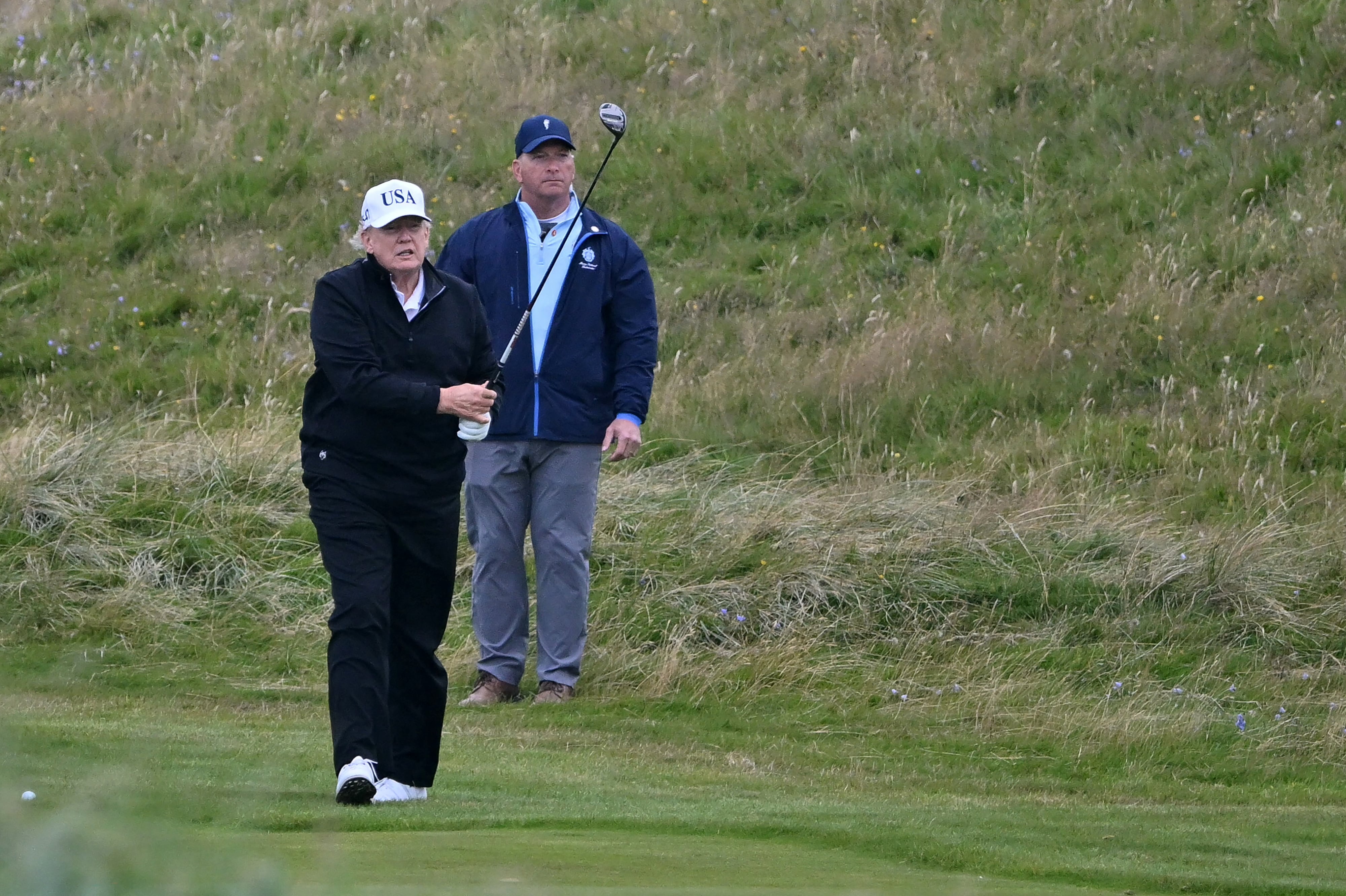 ¿Donald Trump tiene miedo? Ahora recorre su campo de golf en un carrito blindado