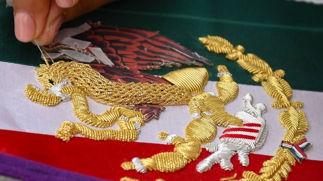 Personal militar fue el encargado de confeccionar la banda presidencial que usará la Dr. Claudia Sheinbaum Pardo, primer mujer Presidenta de México.