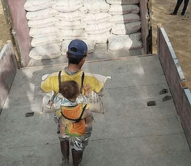 Albañil trabajando con su hijo