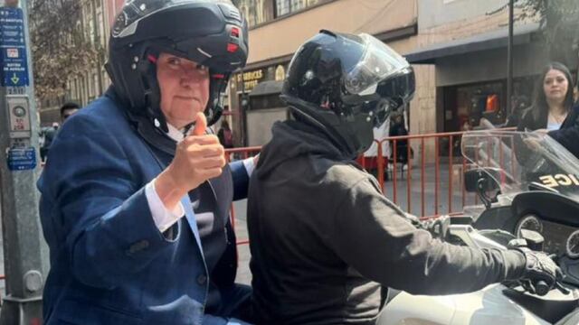 Ricardo Monreal presume viaje en moto