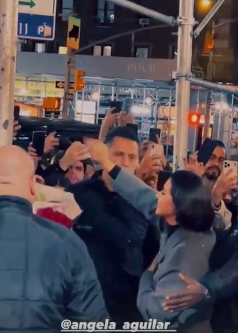 Ángela Aguilar con fans en Nueva York