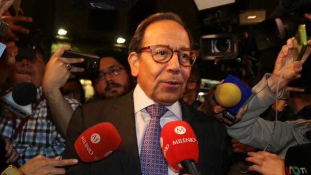 CIUDAD DE MÉXICO, 12FEBRERO2020.- Un centenar de empresarios acudieron la noche de este miércoles a la  cena organizada por el Presidente Andres Manuel López Obrador, dentro de Palacio Nacional, en dicha cena el mandatario buscará el apoyo de la iniciativa privada para la rifa del avión presidencial. La rifa se llevará acabo el 15 se septiembre y contara con 100 ganadores de 20 millones de pesos, la venta general de los billetes será a partir del 1 de marzo. 
FOTO: ROGELIO MORALES /CUARTOSCURO.COM