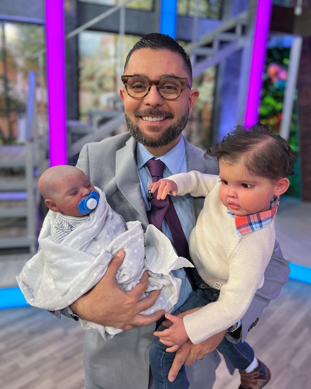 Ricardo Casares recibe de regalo a “hijos” hiperrealistas en Venga la Alegría