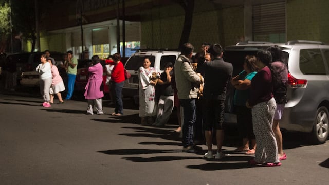 Gente afuera de sus casas tras sismo de 8.2 grados.
