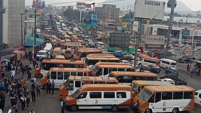 Bloqueo de transportistas por cobro de piso en Calzada Ignacio Zaragoza