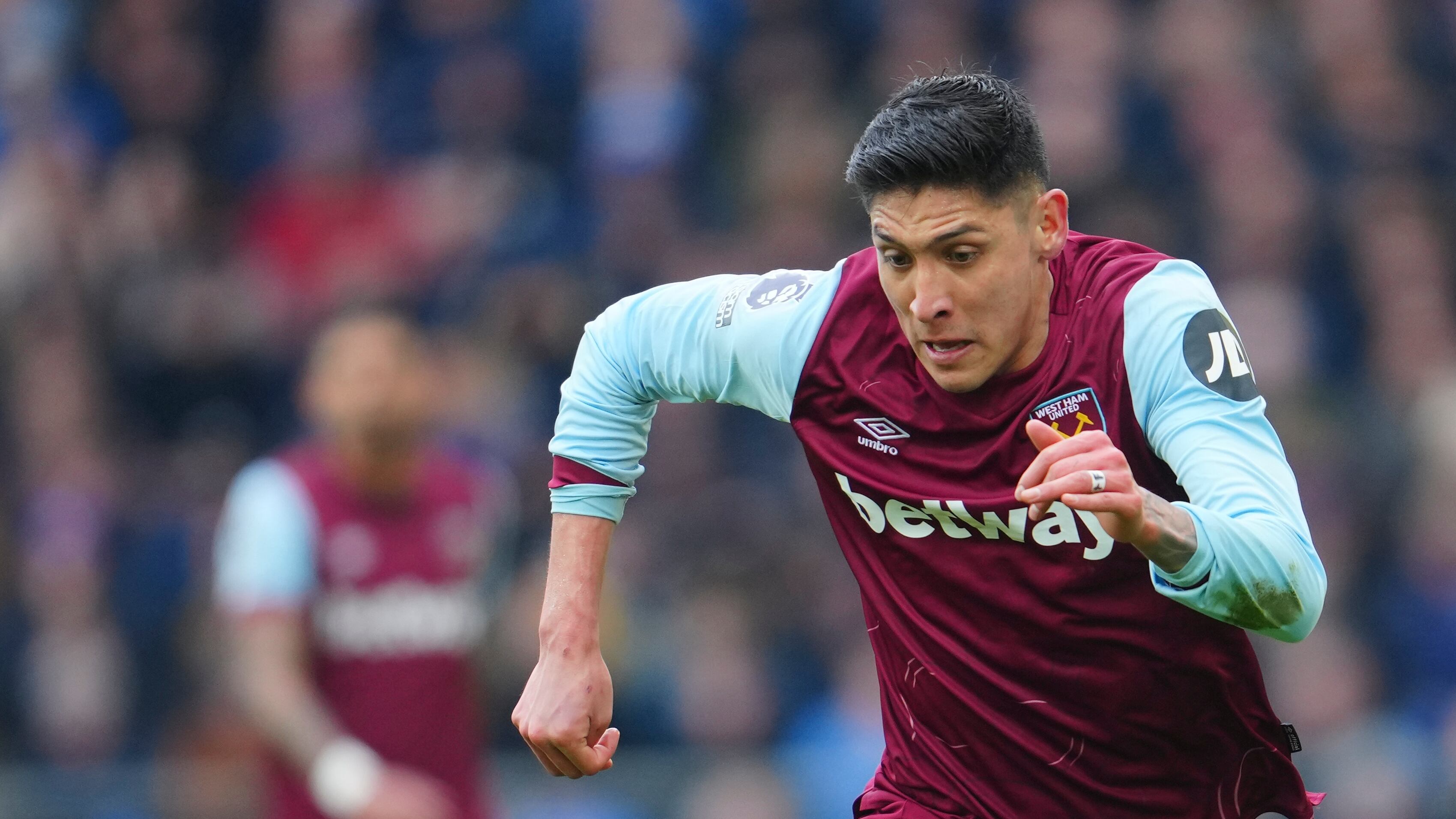 Edson Álvarez, en un duelo con el West Ham.