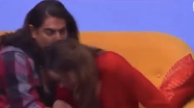 Aylín Mujica esquiva beso de Rey Grupero