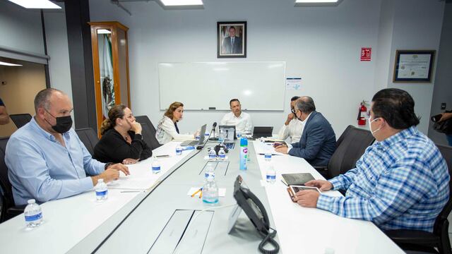 Mauricio Kuri en reunión con funcionarios de Querétaro