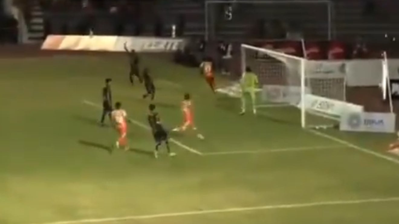 Gol fantasma en México: El delantero ya estaba celebrado con todo y pirotecnia pero fue una ilusión óptica