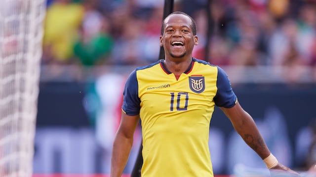 Romario Ibarra en un partido con la Selección de Ecuador