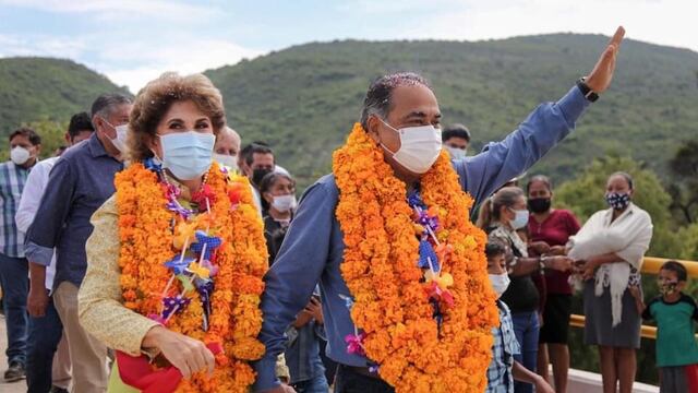 Héctor Astudillo y su esposa