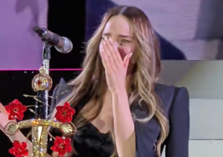 Belinda llora mientras cantaba 'Luz sin gravedad' en Guadalajara