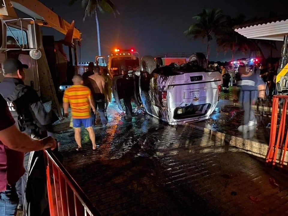 Un total de 7 jóvenes murieron ahogados al interior de una camioneta tras caer al río en Coatzacoalcos, Veracruz