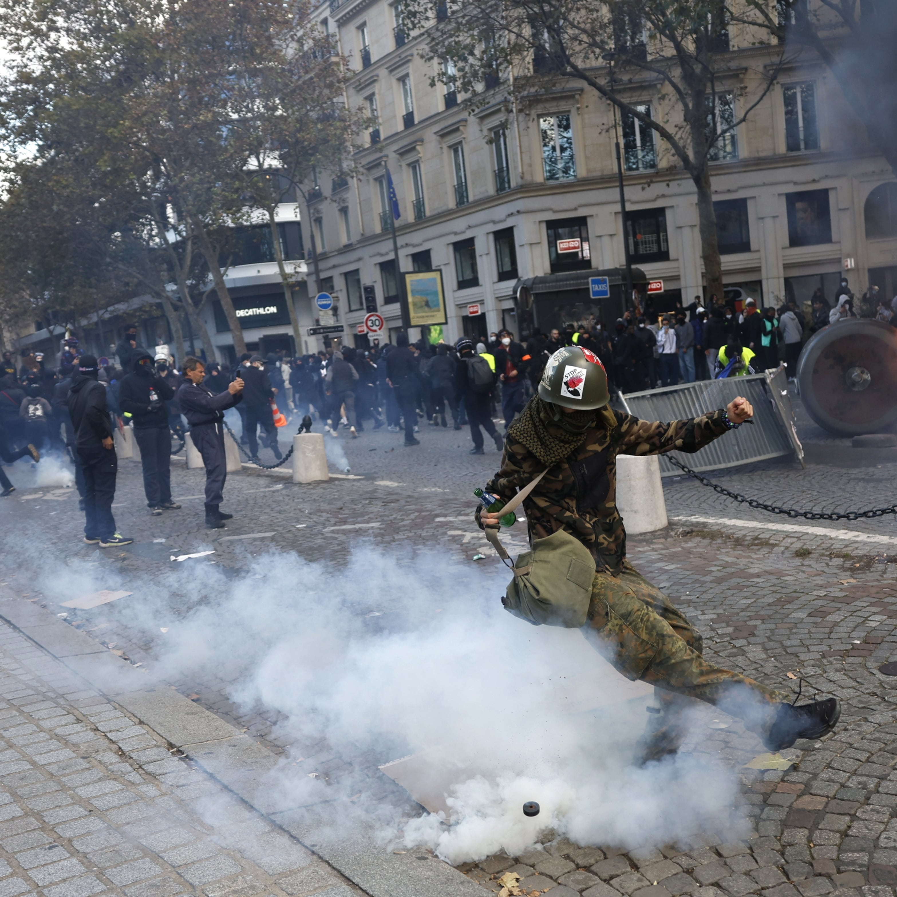 Francia arde, Macron se desgasta y la república enfrenta su propia crisis
