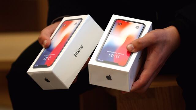 Paquetes de iPhone X en una tienda de Apple.