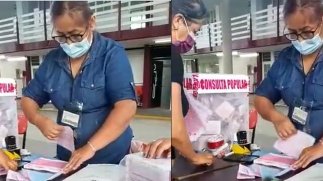 Funcionarias de la consulta popular llenan urnas de votación