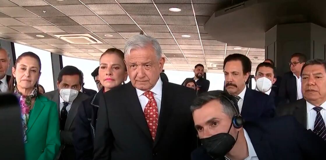 Captura de video, AMLO junto con sus invitados en la Torre de Control, presenciando el aterrizaje del primer vuelo del AIFA