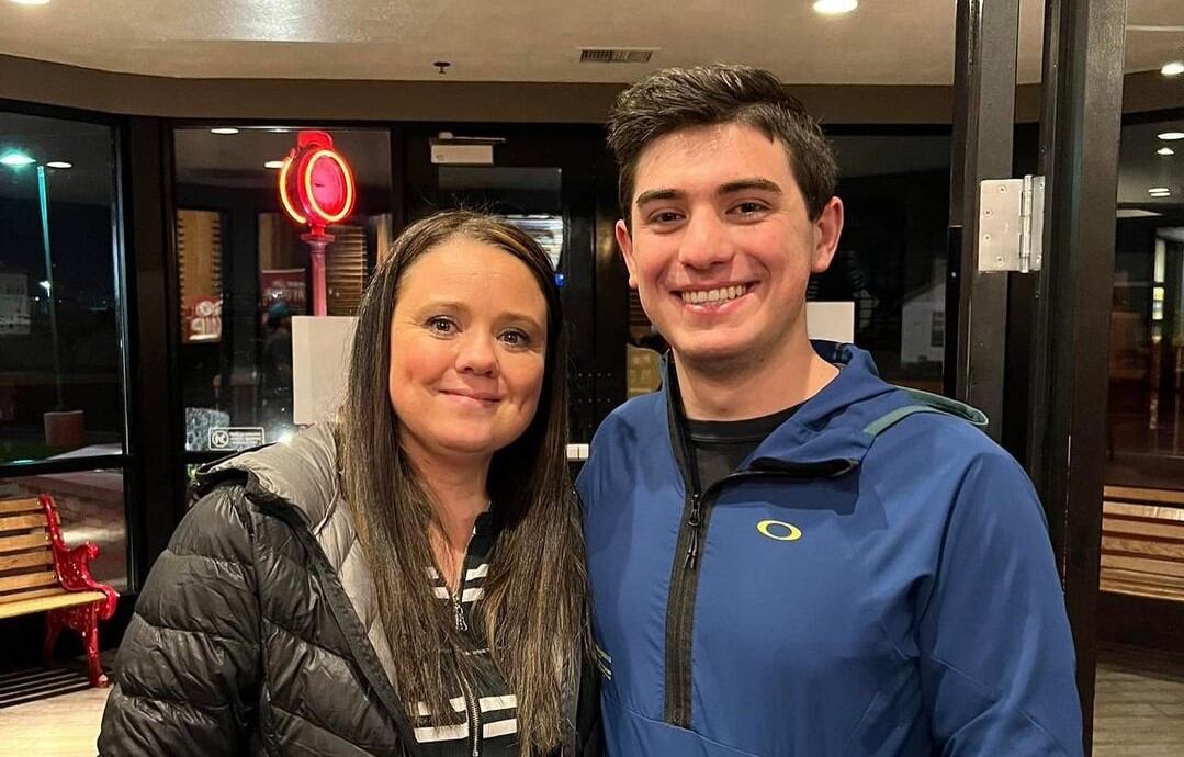 Mujer encuentra a su hijo 20 años después; trabajan en el mismo lugar