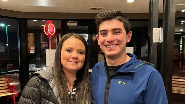 Mujer encuentra a su hijo 20 años después; trabajan en el mismo lugar