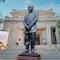 Buscan reinstalar la estatua de Felipe Calderón en Los Pinos mediante un amparo