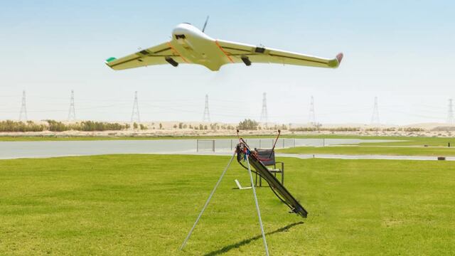 Emiratos Árabes Unidos; Dron genera lluvia para combatir ola de calor.